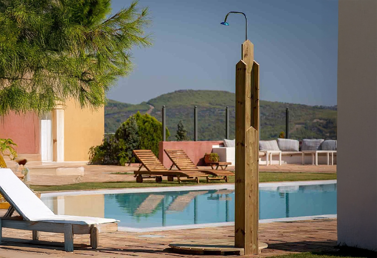 Παρουσιάζει τη ντουσιέρα σε μία πισίνα